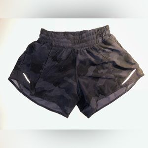 Lululemon hotty hot low rise line short 4”